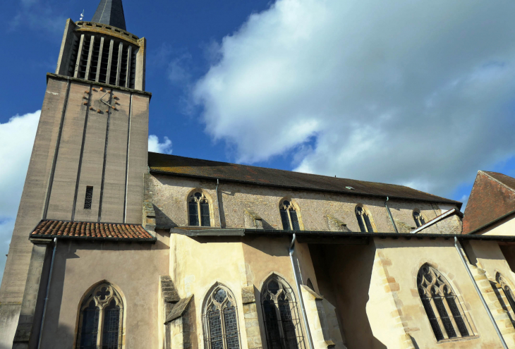 Eglise Saint Nicolas XVème siècle, clocher reconstruit après la 2ème guerre mondiale - Charmes