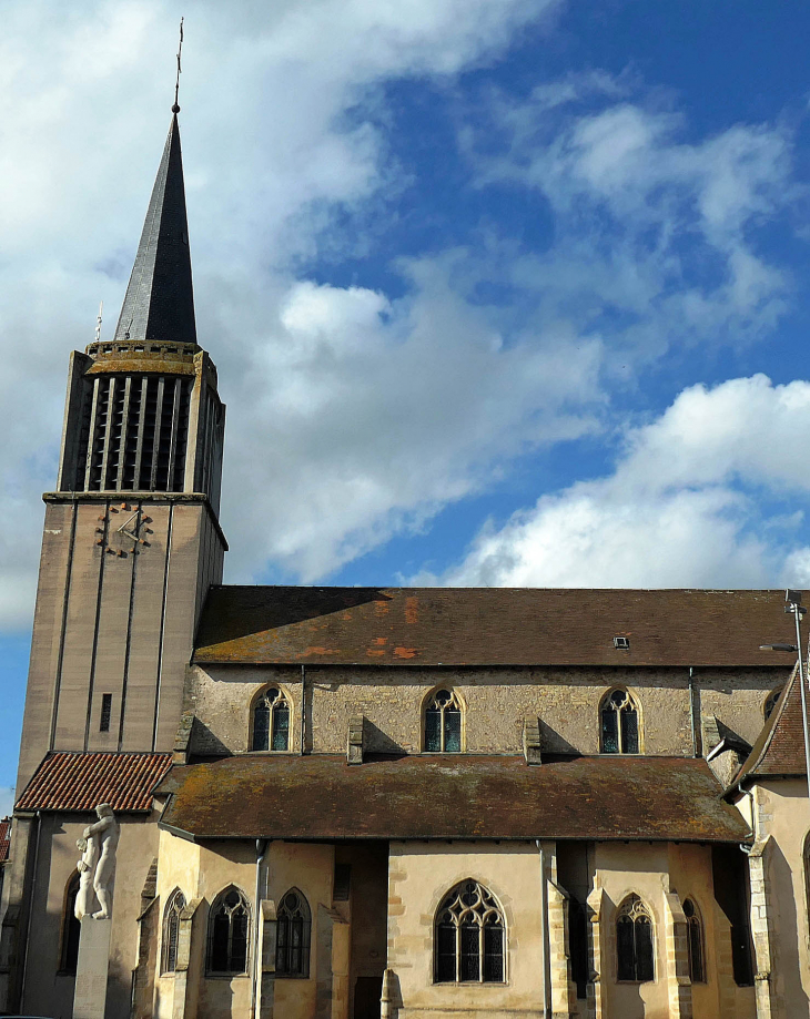 Eglise Saint Nicolas du XVème siècle clocher reconstruit après la 2ème guerre mondiale - Charmes