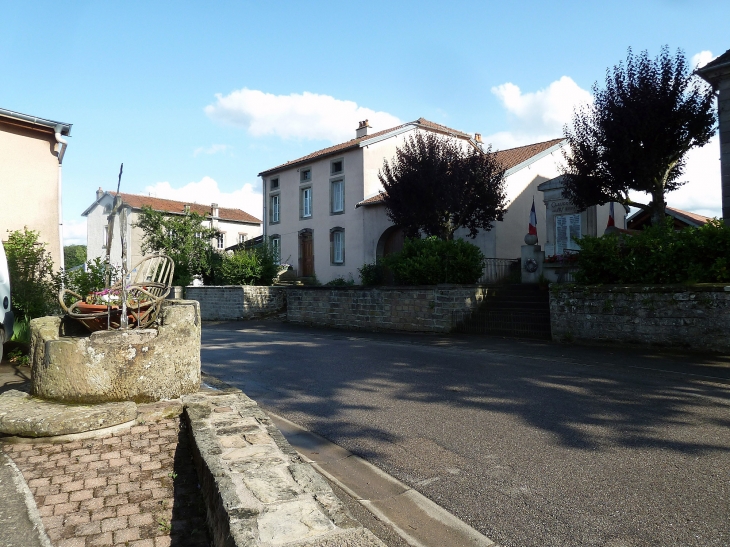 La mairie dans la rue principale - Claudon