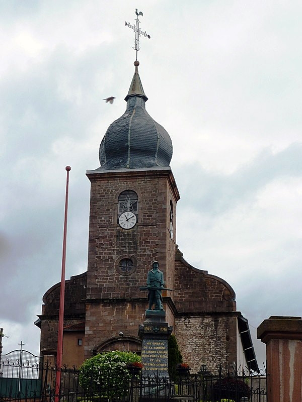 L'église. Le1er Janvier 2016, les communes Provenchères-sur-Fave et Colroy-la-Grande ont fusionné pour former la nouvelle commune Provenchères-et-Colroy