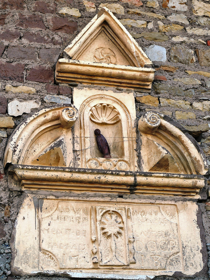 Sur le mur de la ferme - Dignonville