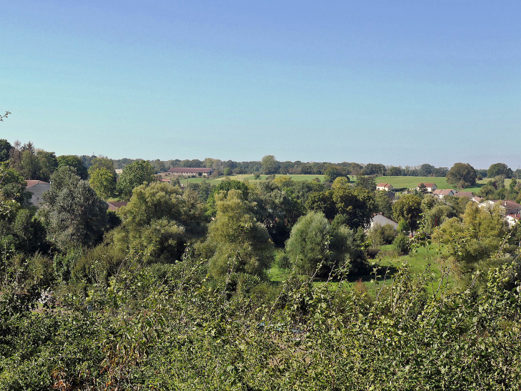 Fermes et maisons dans la campagne - Domèvre-sur-Durbion