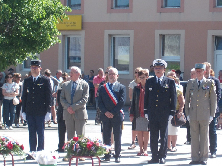 Dépot de gerbe par le Président du Maquis du Haut du Bois - Éloyes