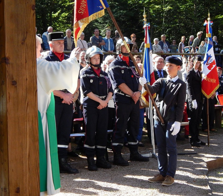 Léopold BANNEROT Jeune porte-drapeau de l'Amicale du Maquis du Haut du Bois lors du baptème du drapeau par le Diacre Jean-Paul HEMBISE - Éloyes