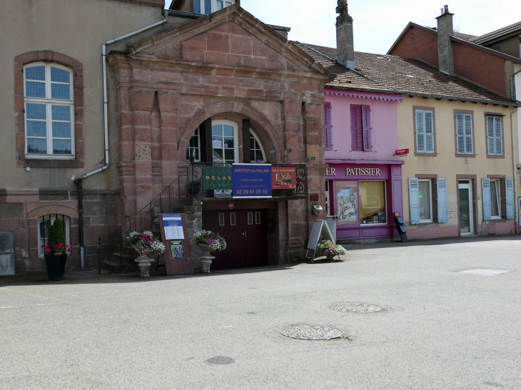 Commerces place de l'abbaye - Étival-Clairefontaine