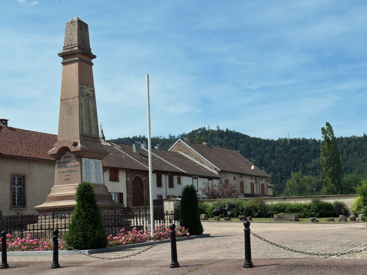 Le monument aux morts square des combattants d'Afrique du Nord - Étival-Clairefontaine