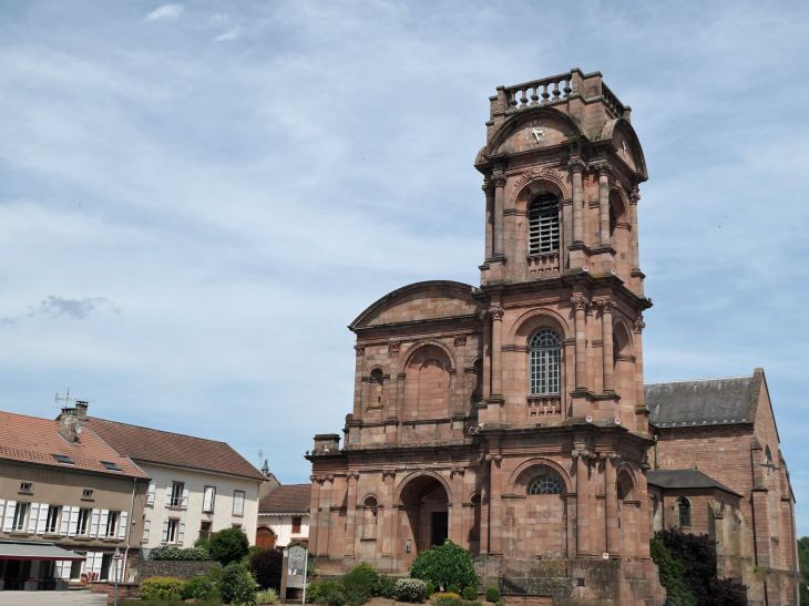 La façade de l'abbatiale romane - Étival-Clairefontaine