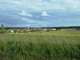 Vue sur le village et le cimetière à l'écart