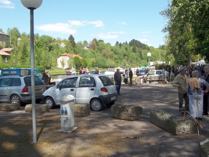 Vide grenier sur les berges du canal de l'est - Fontenoy-le-Château