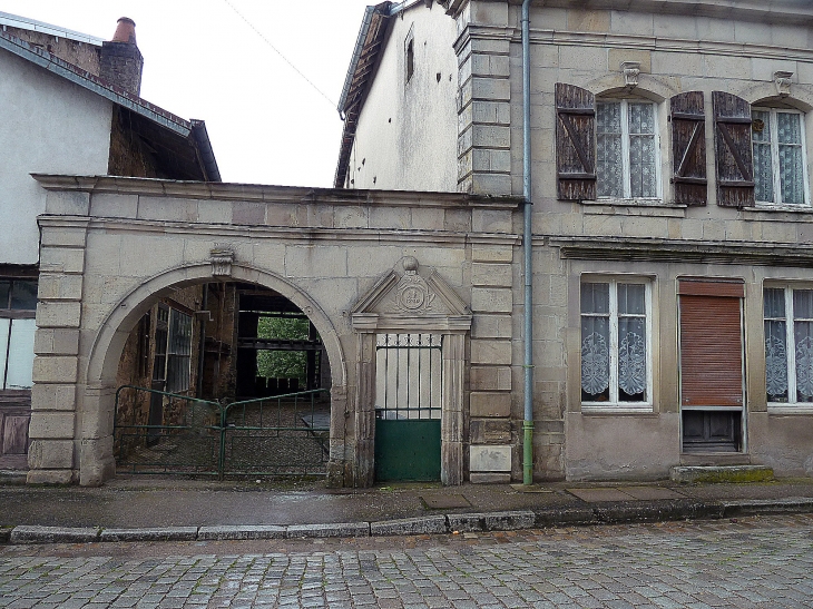 Maison dans la ville - Fontenoy-le-Château