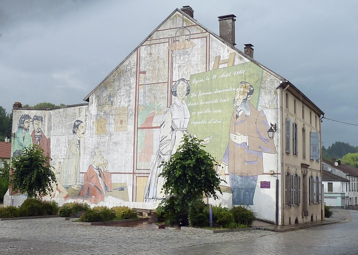 La fresque dédiée à Julie Victoire Daubié 1ère bachelière de France native de la ville - Fontenoy-le-Château