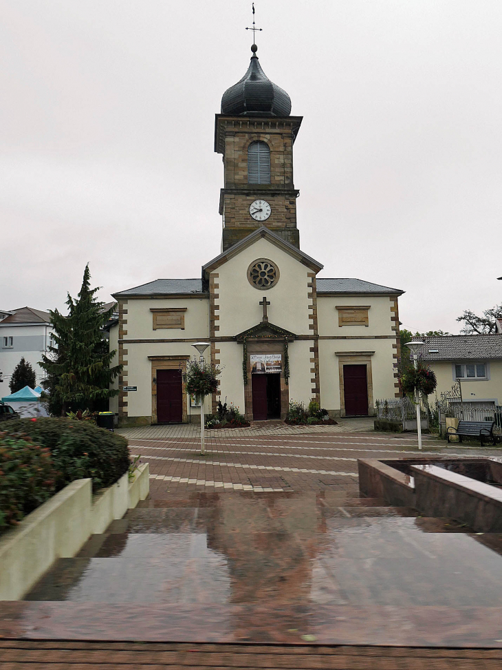 Devant l'église                                                                   - Golbey