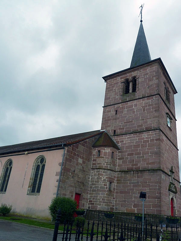 L'église. Le 1er Janvier 2016, les communes Granges-sur-Vologne et Aumontzey  ont fusionné pour former la nouvelle commune Granges-Aumontzey.