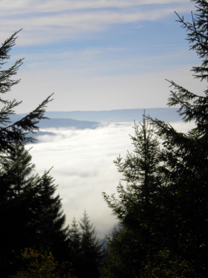 La vallee de la Cleurie sous la mer de nuages - La Forge