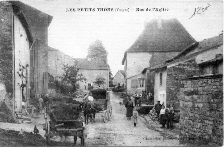 Rue de l\'église ( petits Thons) - Les Thons