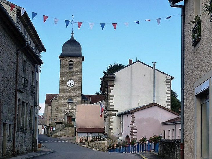 Vers la mairie et l'église - Monthureux-sur-Saône