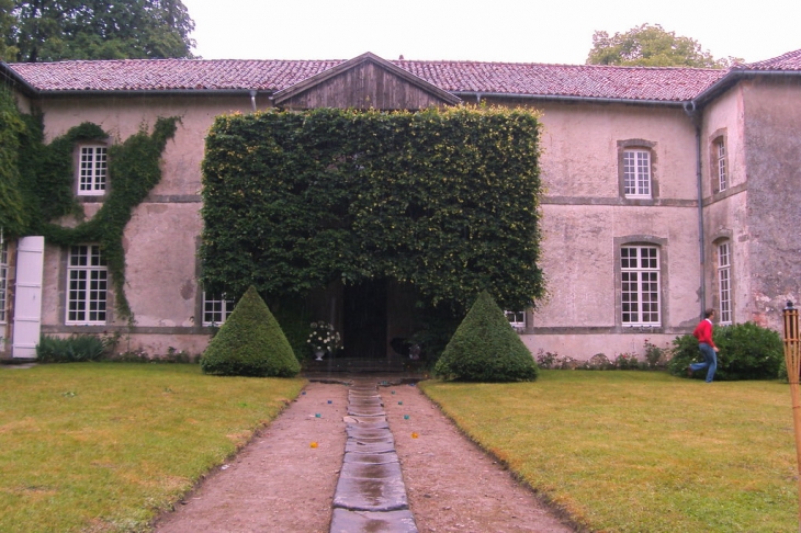 Voici l'acceuil (entrée au château) - Morizécourt