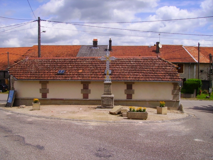 En face l'eglise (lavoir) - Morizécourt