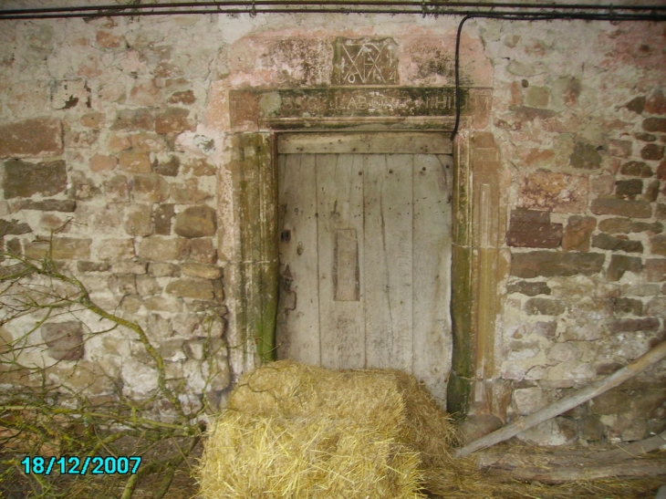 Linteau, jambages (porte de la demeure GUILLOT marcel) - Morizécourt