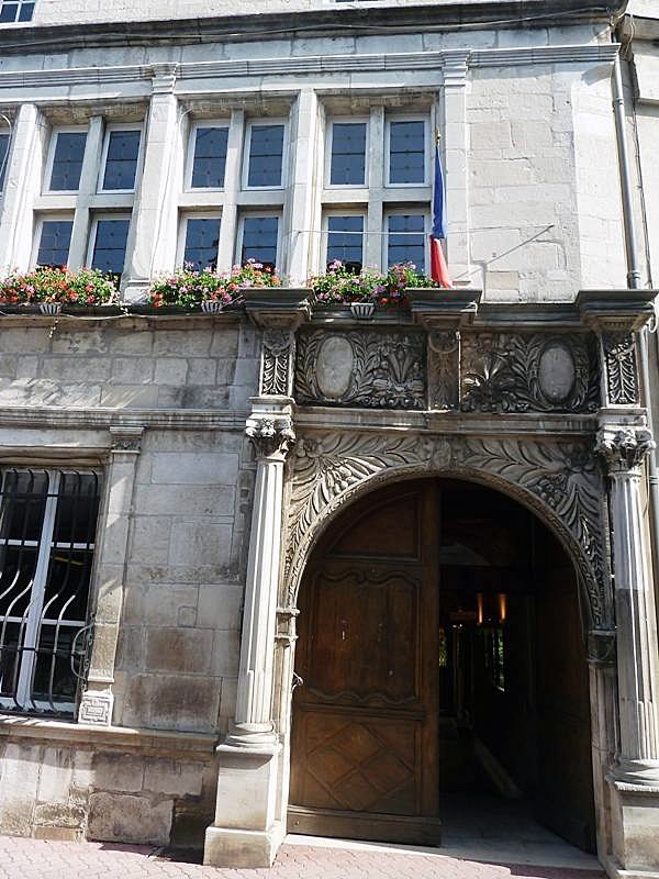 Le portail Renaissance de la mairie - Neufchâteau