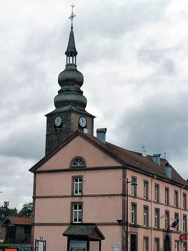 La mairie et l'église; Le1er Janvier 2016, les communes Provenchères-sur-Fave et Colroy-la-Grande ont fusionné pour former la nouvelle commune Provenchères-et-Colroy.