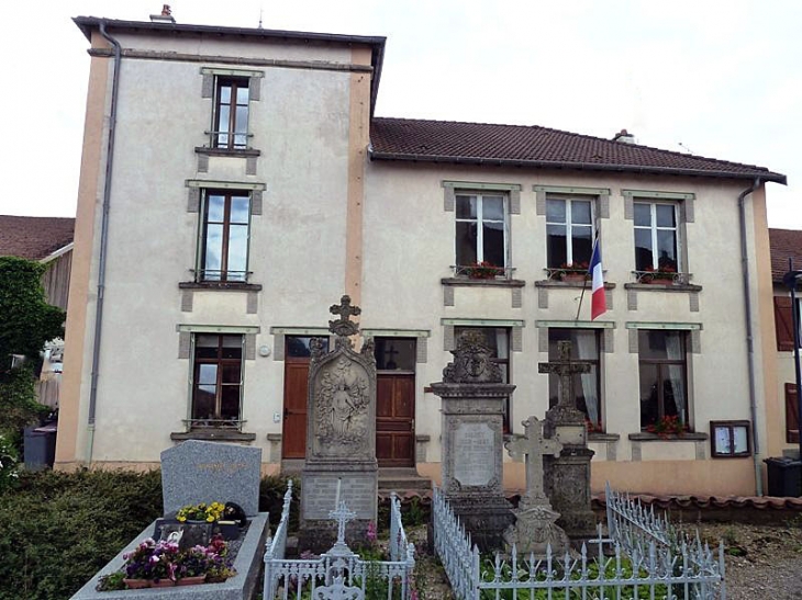 Le cimetière devant la mairie - Puzieux