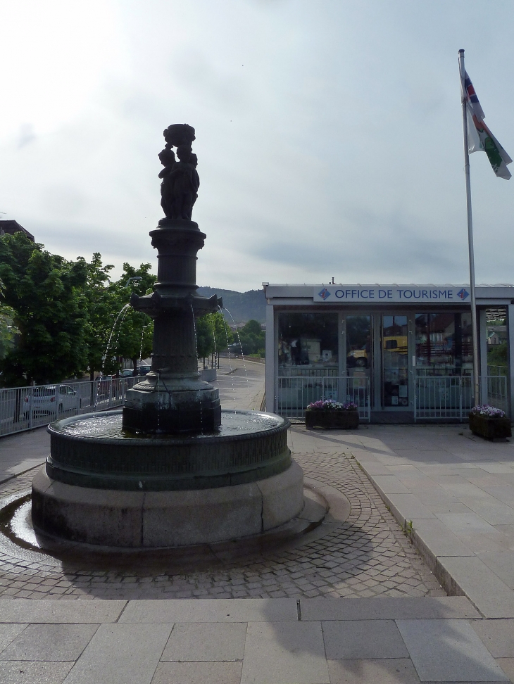 La fontaine devant l'office de tourisme - Raon-l'Étape