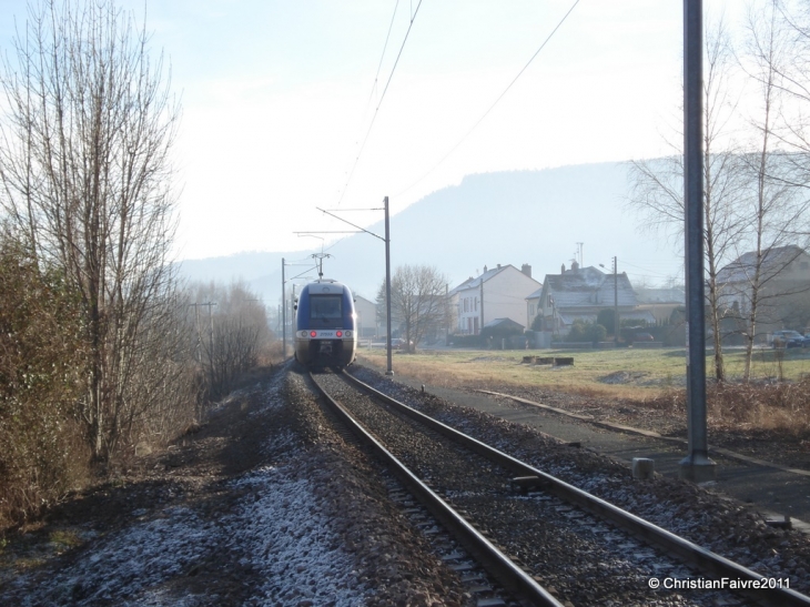 Train en direction de Saint-Dié-des-Vosges, rue de la Gare - Saint-Michel-sur-Meurthe