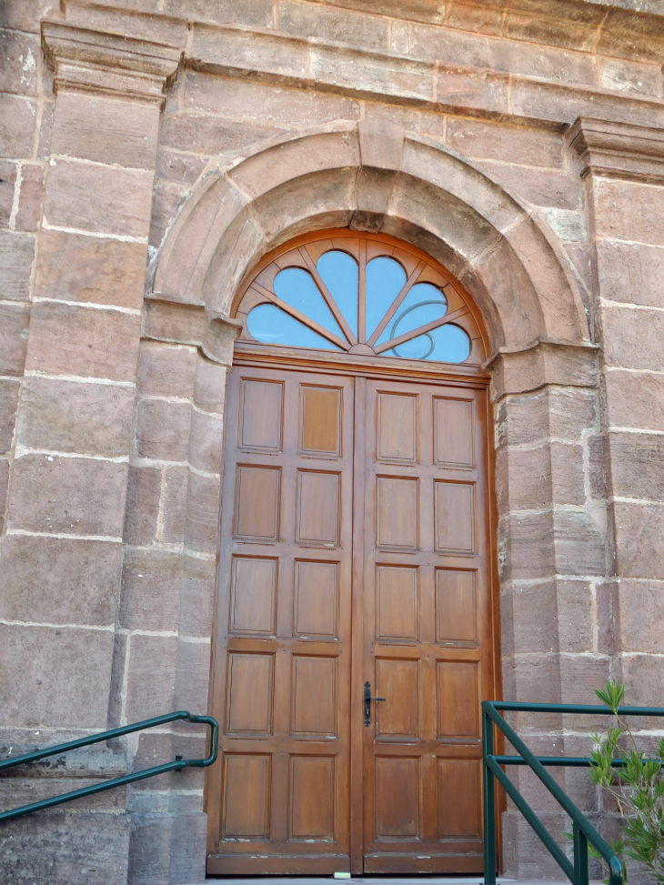 La porte de l'église - Saint-Stail