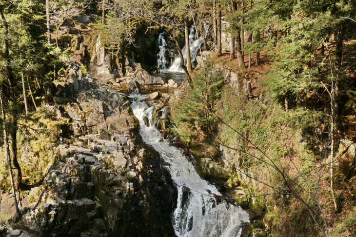 Saut du Bouchot – SAPOIS –  www.baladesenfrance.info - GuyPeinturier