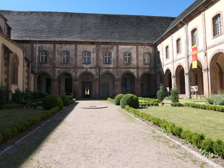 La cour de l'abbaye - Senones