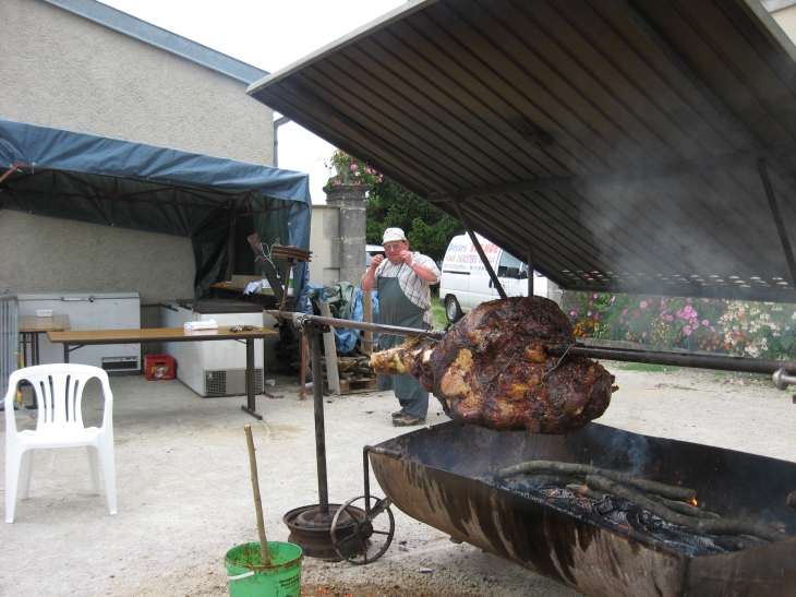 Tous les ans au 15 aout, Maxime fait rôtir la cuisse de beouf qui va régaler les visiteurs de la brocante - Soulosse-sous-Saint-Élophe