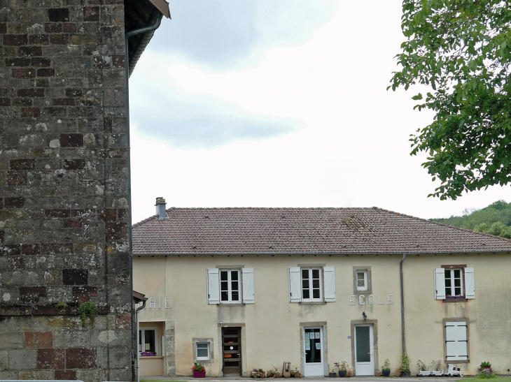 La mairie près de l'église - Valfroicourt