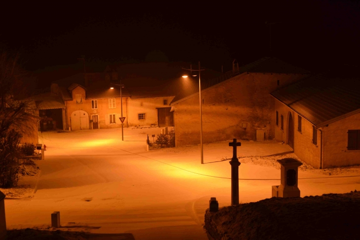 Centre du village la nuit sous la neige - Varmonzey