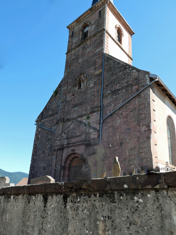 La façade de l'église en granit rouge de la carrière locale - Vieux-Moulin