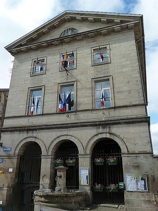 La fontaine devant la mairie - Ville-sur-Illon