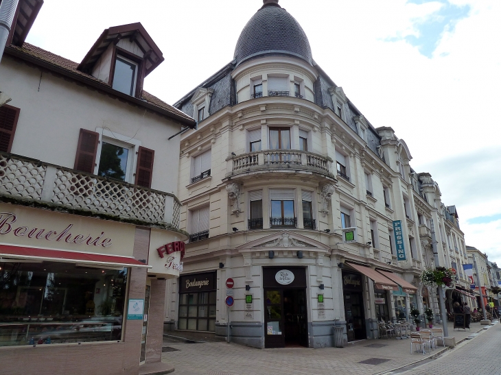 Une rue commerçante du centre - Vittel