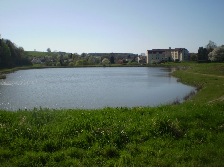 Le lac au loin la maison de retraite - Xertigny