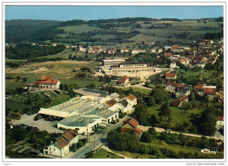 Vue des ets LAMBOLEZ et du groupe scolaire dans les années 70 - Xertigny