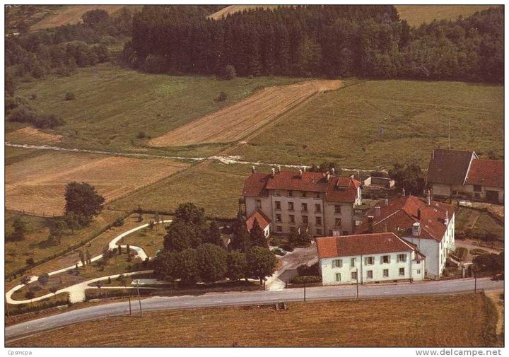 Vue aérienne de la maison de retraite de xertigny dans les années 1970