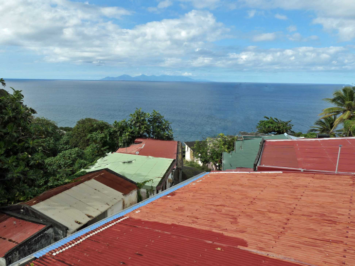 Le quartier Nord Plage ; vue sur les toits et l'océan Atlantique - Macouba