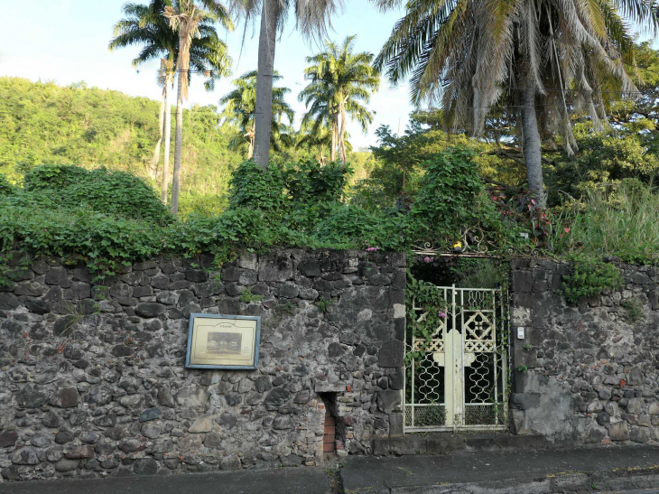 L'entrée de l'ancien cimletière - Saint-Pierre