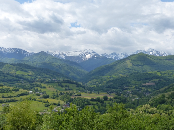 Une vue magnifique de la vallee  - Arrout