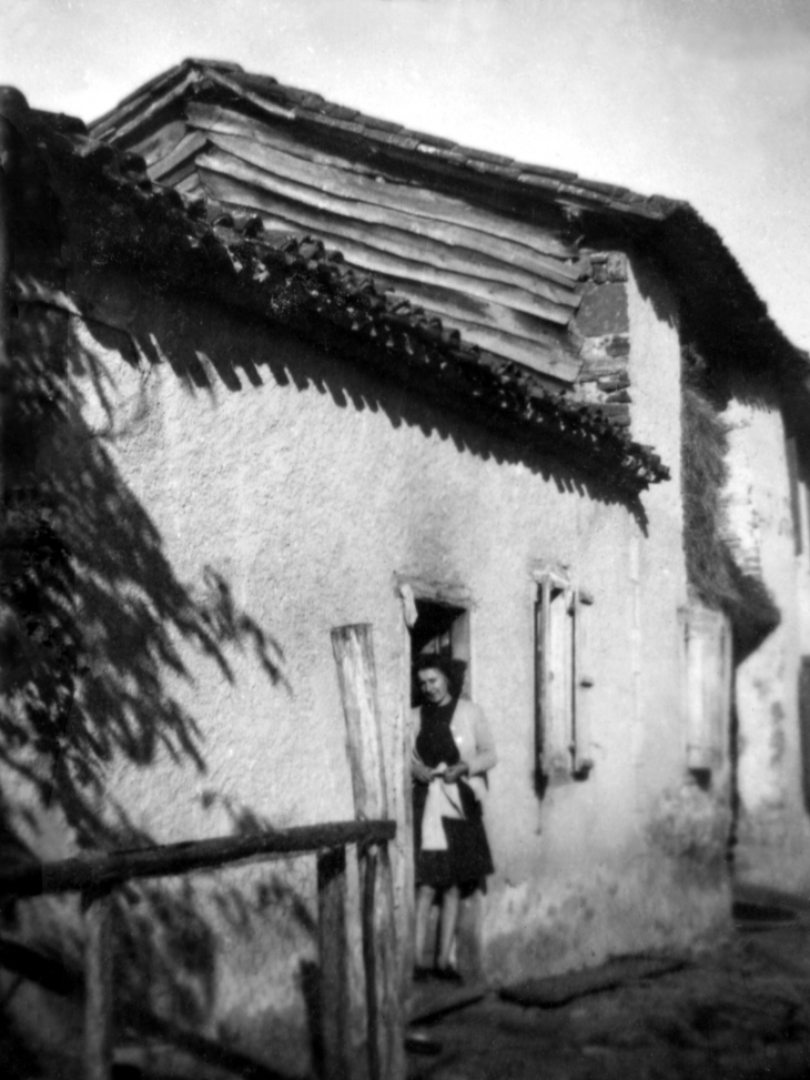 Georgette PILLARD devant la maison de Noémie LAROQUE - Betchat