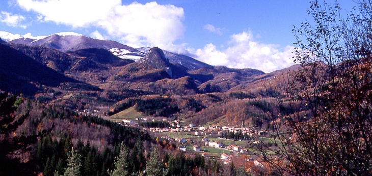 Le village et le Pog de Montségur - Fougax-et-Barrineuf