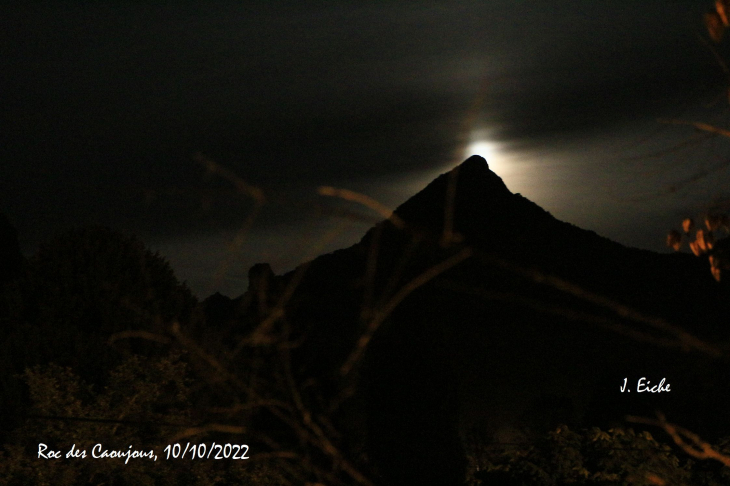 Lever de lune sur le Roc des Caoujous - Fougax-et-Barrineuf