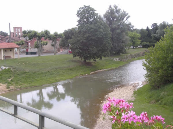 Vue sur la rivière et le village - La Bastide-de-Besplas
