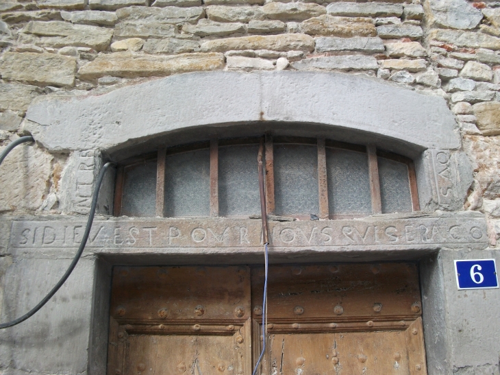Fronton de la vieille maison protestante - La Bastide-sur-l'Hers