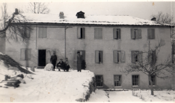 La-cristallerie-en-1953-zankel-simon-odile-et-paul-anne-beranek-et-le-chien-barry - Le Pla