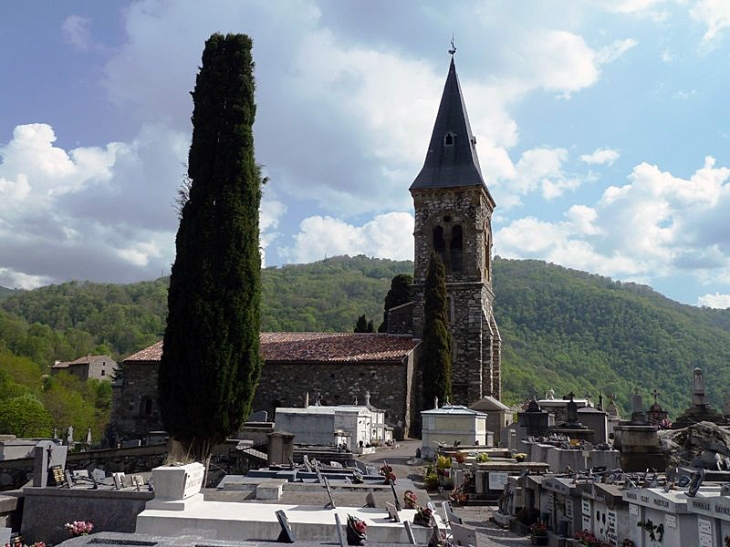 L'église et le cimetière sur la colline - Mercus-Garrabet